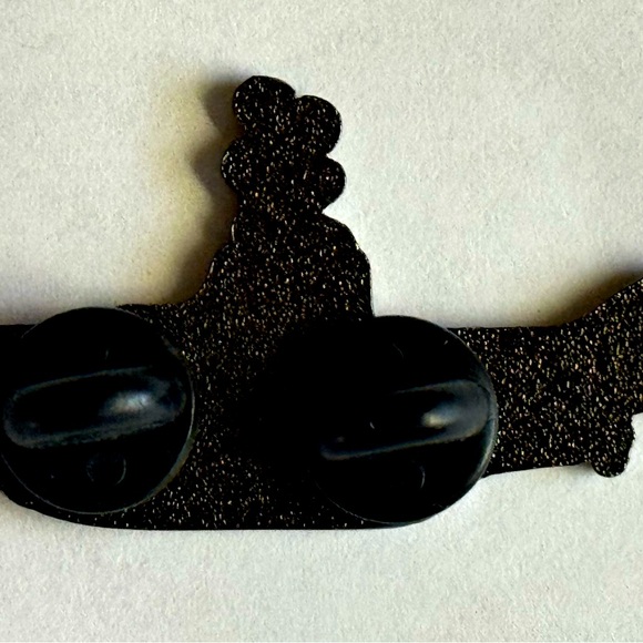 Yellow Submarine Pin Brooch New - Picture 2 of 2